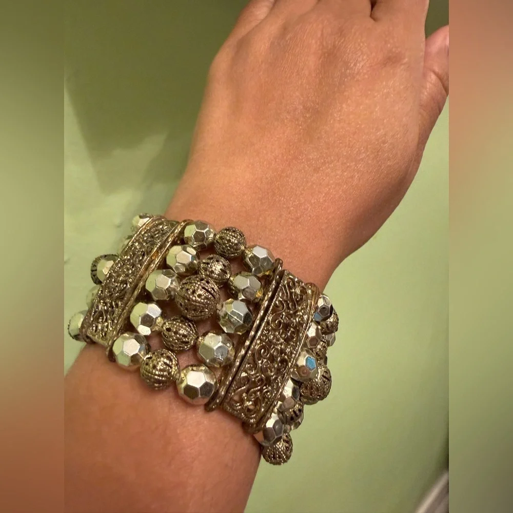 Elegant Gold Beaded Bracelet - Picture 2 of 6